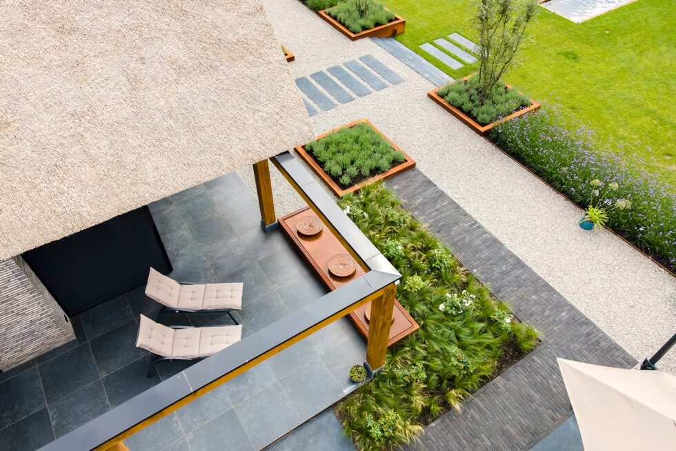 Strakke tuin bij landelijke dijkwoning