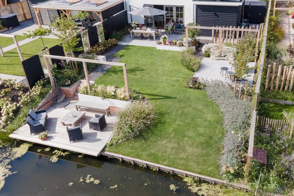 Landelijke tweekapper met uitzicht over de polder